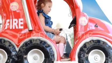 小女孩，在公园里骑着<strong>消防</strong>车娱乐。 <strong>儿童</strong>景点。